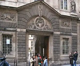 Рустованный портал отеля Карнавале