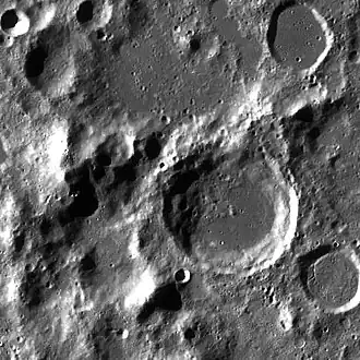 Снимок зонда Lunar Reconnaissance Orbiter. Кратер Кассегрен немного правее и ниже центра снимка.