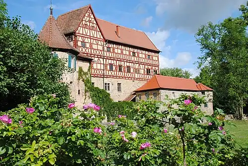 Одна из сторон фасада главного здания выполнена в фахверковом стиле