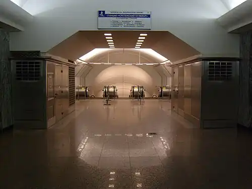 Переход на станцию  Сретенский бульвар«Сретенский бульвар» Люблинско-Дмитровской линии на месте бюста С. М. Кирова.12 июля 2008
