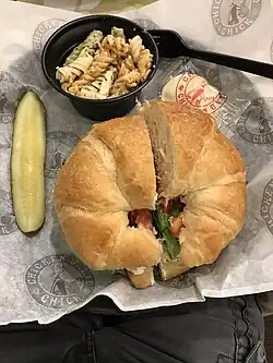 Макаронный салат в качестве закуски к круассану