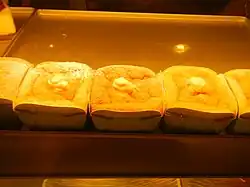 Пирожное «Хоккайдо»: шифоновый бисквит, заполненный сливками. French Baker (Филиппины)