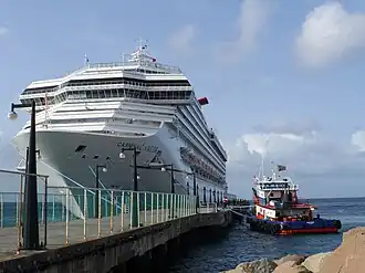Круизный лайнер в порту Бастера