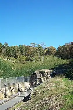 Вид на северо-западные порталы нового (слева) и старого (справа) тоннелей