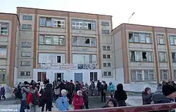 Школа, повреждённая ударной волной, и эвакуация школьников.