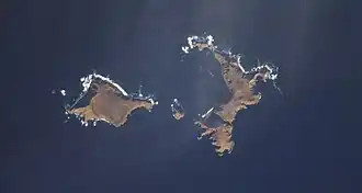 На западе - остров Хвостова, на востоке - Давыдова, между ними - Пирамид, на севере - Лопи.