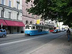 Трамвай Дьюргорденской линии проходит перед дворцом Халлвил