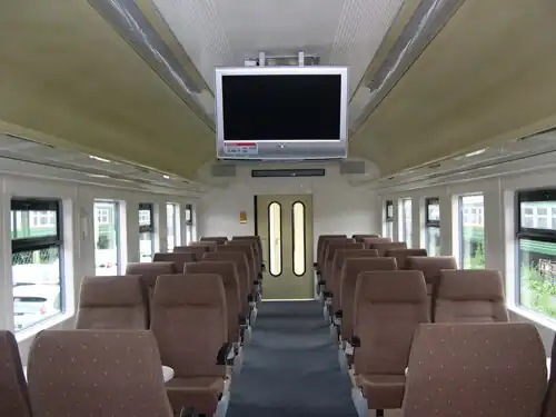 Салон вагона 2 класса с сиденьями по схеме 2+2