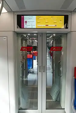 Межвагонный переход с закрытыми створками в салоне типов 0.0 и 2.0 (на фото — типа 2.0)