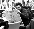 Че Гевара, читающий газету (1961).