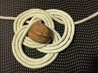 2. Помещают сферический предмет в середину узла.