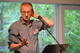 Евгений Осташевский выступает на Берлинском поэтическом фестивале (2015)