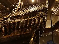 Верхняя (с одной кормовой башней) и нижняя (с двумя башнями, кормовой и бортовой) кормовые галереи левого борта. Вид сбоку снизу