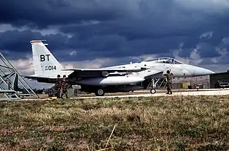F -15C встречает персонал по техническому обслуживанию на авиабазе Авиано во время операции «Запрет полета»