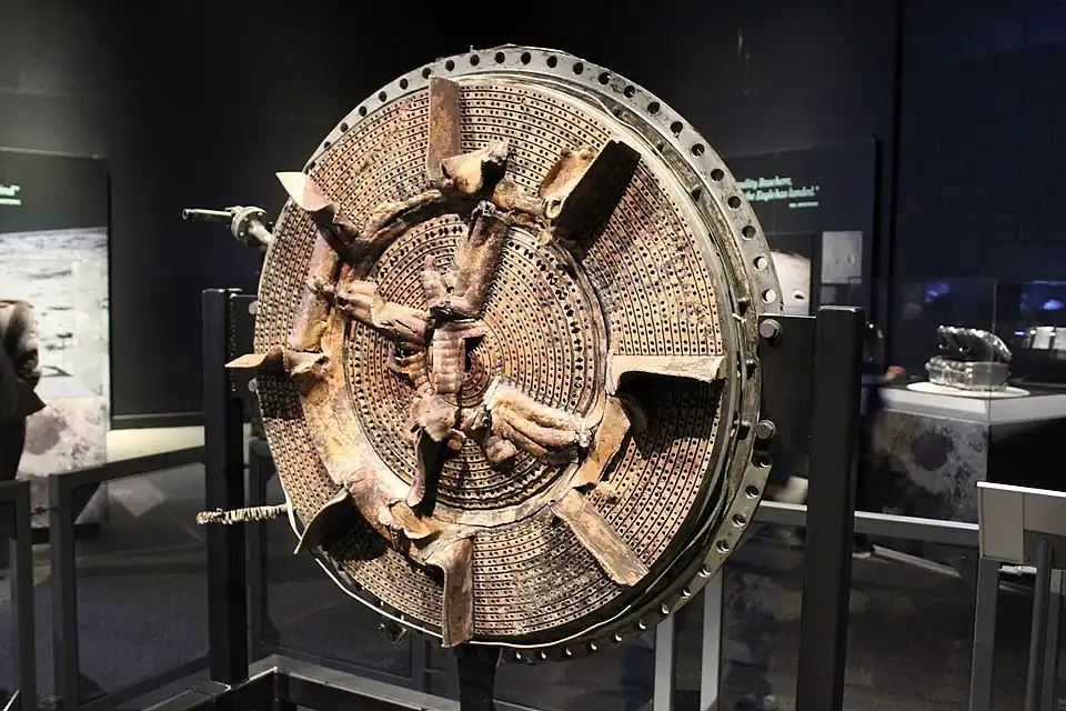 Форсуночная головка двигателя F-1 со смятыми антипульсациоными перегородками