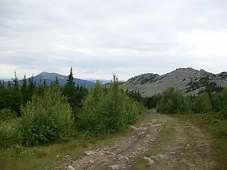 Волчий гребень Дальнего Таганая с видом на соседнюю гору Круглицу.