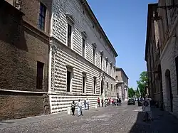 Палаццо Диаманти в перспективе улицы