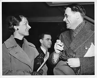 С коллегой Фредерикой де Лагуной на симпозиуме, где они представили совместную работу (1937)