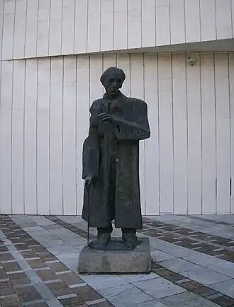 Статуя Илии Бешковаперед входом в Художественную галерею его имени в Плевене (болг.)