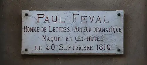 Памятная доска на стене дома, в котором родился Поль Феваль (2015)