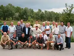 Иванич (четвертый слева в среднем ряду) на встрече с командой «Дорог» в 2006 году