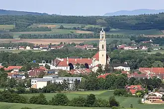 Вид на центр города и колокольню церкви аббатства Херцогенбург[англ.]