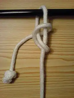 1. Завязать восьмёрку ходовым концом верёвки вокруг коренного.