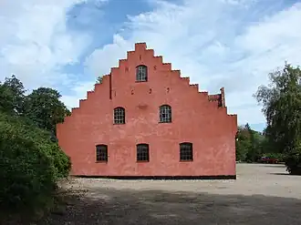 Старинный жилой дом рядом с замком