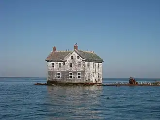 Последний дом на острове, октябрь 2009 года, разрушенный в октябре следующего года