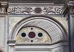 Люнет фасада