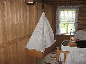 Деревянная колыбель с пружинной подвеской и балдахином из простыни (Дом-музей Ю. Гагарина в Клушино)