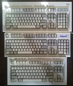 Сверху вниз: IBM Model M Square Logo 1390131 (1986), Unicomp Spacesaver M UNIZPHA (2011), IBM Model M Space Saving 1392934 (1991)