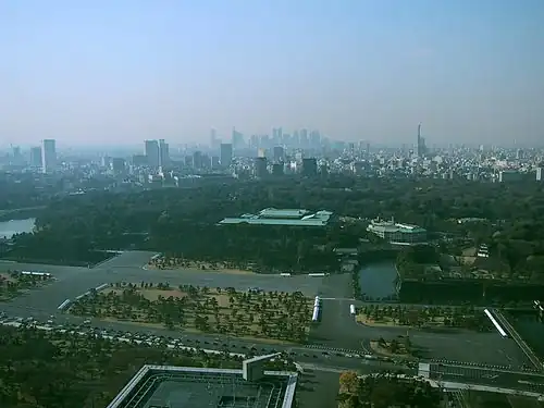 Дворец на фоне Токио