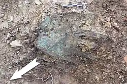 Фотография артефакта на месте раскопок