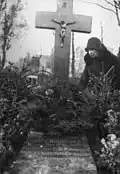 Ядвига Костровицкая на могиле брата Эдварда Войниловича в Быдгоще, 1929 г.