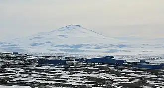 Станция в январе 2017 г. На дальнем плане вулкан Мельбурн.