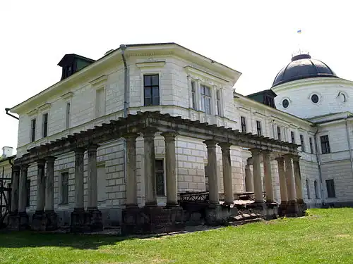 Колоннада, опоясывающая торцевой фасад (на реконструкции)