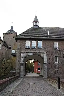 Капелла на втором этаже над воротами