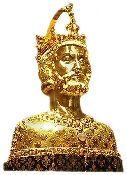 Императорская корона на голове реликвария Карла Великого в Ахене