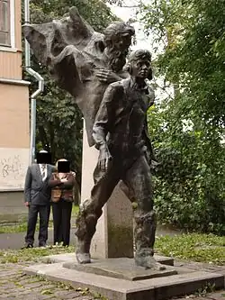 Памятник посвящается литературным героям романа В. А. Каверина «Два капитана» — Татаринову и Григорьеву