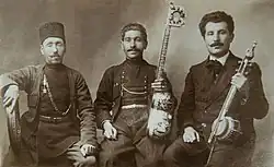 Ансамбль Кечачи-оглы Мухаммеда. Варшава, 1912 год. Слева направо: Кечачи-оглы Мухаммед. Курбан Пиримов, Саша Оганезашвили