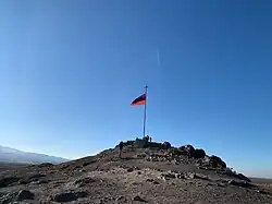 Флаг около монастыря Хор Вирап на Армяно-турецкой границе