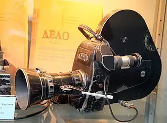 Кинокамера«Кинор 16СХ-2М» с зеркальным обтюратором (СССР)