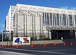 Въезд через ворота 3 на Universal Studios с вывеской KNBC и KVEA