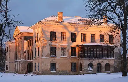 Главное здание в декабре 2014 года