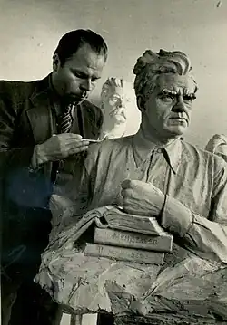 Скульптор Козырев Анатолий Иванович за работой.