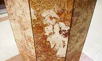 Облицовка колонны с окаменелостями