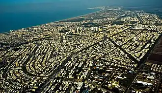 Вид с воздуха на часть Крайот: Кирьят-Бялик, Кирьят-Моцкин, Кирьят-Ям и часть Кирьят-Хаима; В верхней (северной) части картины виден залив Акко; Ноябрь 2014.