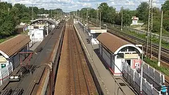 Южная платформа и путь Горьковского направления на Петушки. Электропоезд на пути для конечных маршрутов. Вид на восток