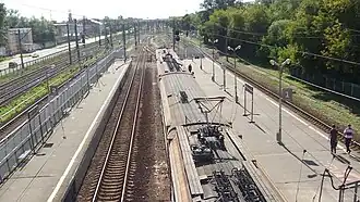 Вид на запад, видны стрелки с пути для конечных маршрутов на оба главных пути